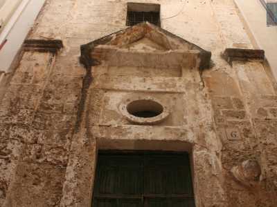 Il prospetto della chiesa, semplice ed elegante, si inscrive nel repertorio delle cappelle rurali e presenta, insieme alla tipica muratura in tufo, due lesene che fanno da cornice a un imponente portone architravato capeggiato da un timpano 